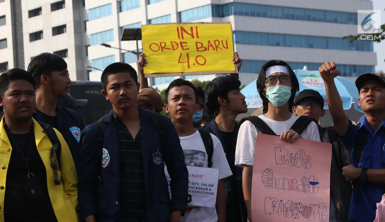 Sejumlah mahasiswa dari berbagai perguruan tinggi di Jakarta melakukan aksi unjuk rasa di depan Kompleks Parlemen RI, Senin (16/9/2019). Dalam aksinya, mereka menolak berbagai RUU yang sedang adan akan dibahas oleh para anggota dewan. (Liputan6.com/Helmi Fithriansyah)