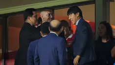 Pelatih kepala Timnas Indonesia, Shin Tae-yong (kanan) bertemu dengan Duta Piala Dunia U-17 2023, Radja Nainggolan didampingi Ketua Umum PSSI, Erick Thohir saat menyaksikan laga antara Timnas Indonesia U-17 menghadapi Timnas U-17 Ekuador pada laga pertama Grup A Piala Dunia U-17 2023 di Stadion Gelora Bung Tomo, Surabaya, Jumat (10/11/2023). (Bola.com/Bagaskara Lazuardi)