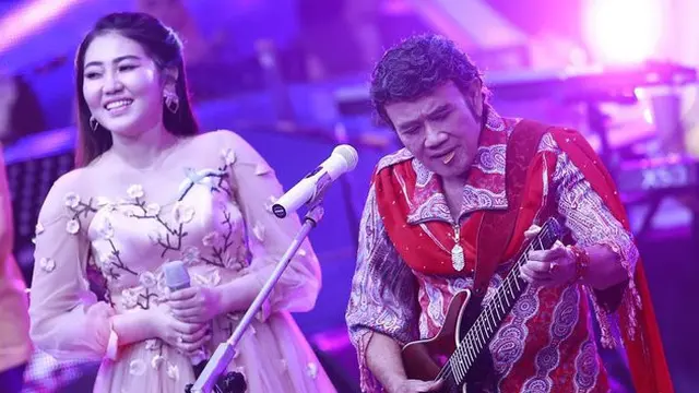 7 Potret Kebersamaan Rhoma Irama dengan Via Vallen yang Jadi Teman Duet