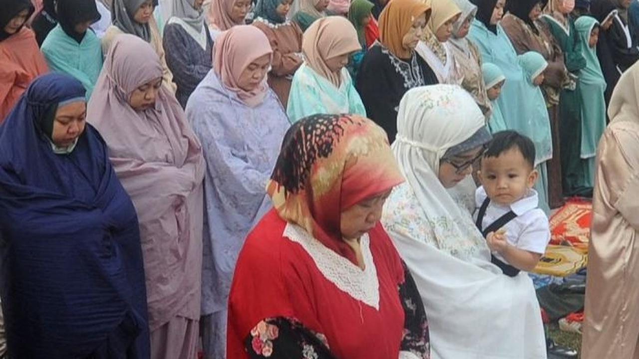 Sejak subuh, ribuan jamaah sudah mulai berdatangan untuk mengikuti ibadah Salat Iduladha. Foto: merdeka.com / Arie Basuki<br>