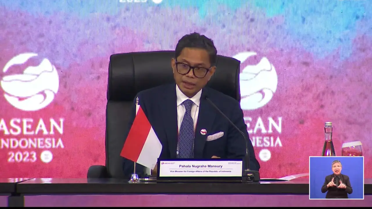 Wakil Menteri Luar Negeri Pahala Mansury menyampaikan terdapat pesan penting yang disampaikan oleh 3 para pemimpin negara yang hadir dalam ASEAN Indo-Pasific Forum (AIPF), di Hotel Mulia, Jakarta, Rabu (6/9/2023). (Tira/Liputan6.com)