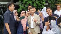 Raffi Ahmad menyelami masa indah SMA. Dinding SMAN 3 Teladan Jakarta seolah jadi mesin waktu bagi Raffi Ahmad untuk kembali ke era putih abu-abu.
