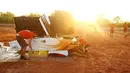 Anggota Nuon Solar Team dari Belanda menyiapkan kendaraan mereka yang bernama Nuna9 pada hari kedua balapan di Dunmarra, Australia (9/10). (AFP Photo/World Solar Challenge 2017/Mark Kolbe)