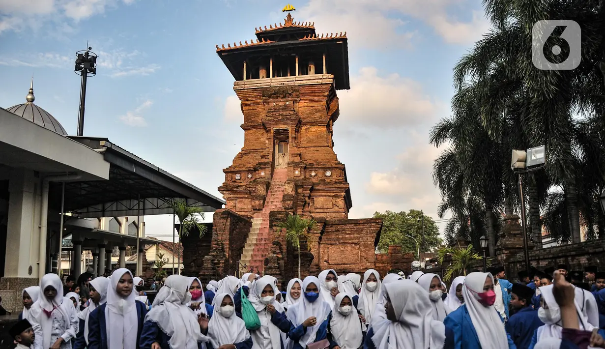 Peziarah saat mendatangi makam Sunan Kudus, Kauman, Kabupaten Kudus, Jawa Tengah, Rabu (30/3/2022). Humas Yayasan Masjid, Menara, dan Makam Sunan Kudus, Denny Nur Hakim mencatat jumlah peziarah mengalami peningkatan menjelang bulan Ramadan tahun ini. (merdeka.com/Iqbal S. Nugroho)