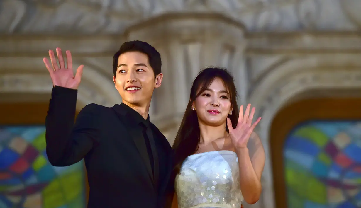 Meski sudah tidak berada di satu film yang sama, namun Park Bo Gum tetap mendapat dukungan dari 2 rekan kerjanya di serial drama ‘Descendants of The Sun’. (AFP/Bintang.com)