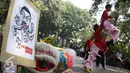 Aksi barongsai membawa poster LawanAhok di rumah dinas Gubernur Basuki T Purnama, Jakarta (28/8/15). Aksi LawanAhok ini ungkapan kekecewaan atas tindakan  Pemprov  DKI yang dinilai semena-mena kepada rakyat. (Liputan6.com/Gempur M Surya)