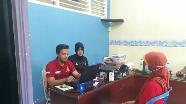 Tersangka penganiayaan anak tiri, AM saat diperiksa petugas di Mapolres Purbalingga. (Foto: Liputan6.com/Galoeh Widura).
