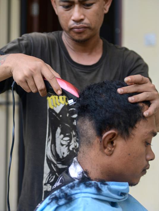 FOTO: Wajah Lemas Anak Punk Saat Dicukur Rambutnya oleh ...