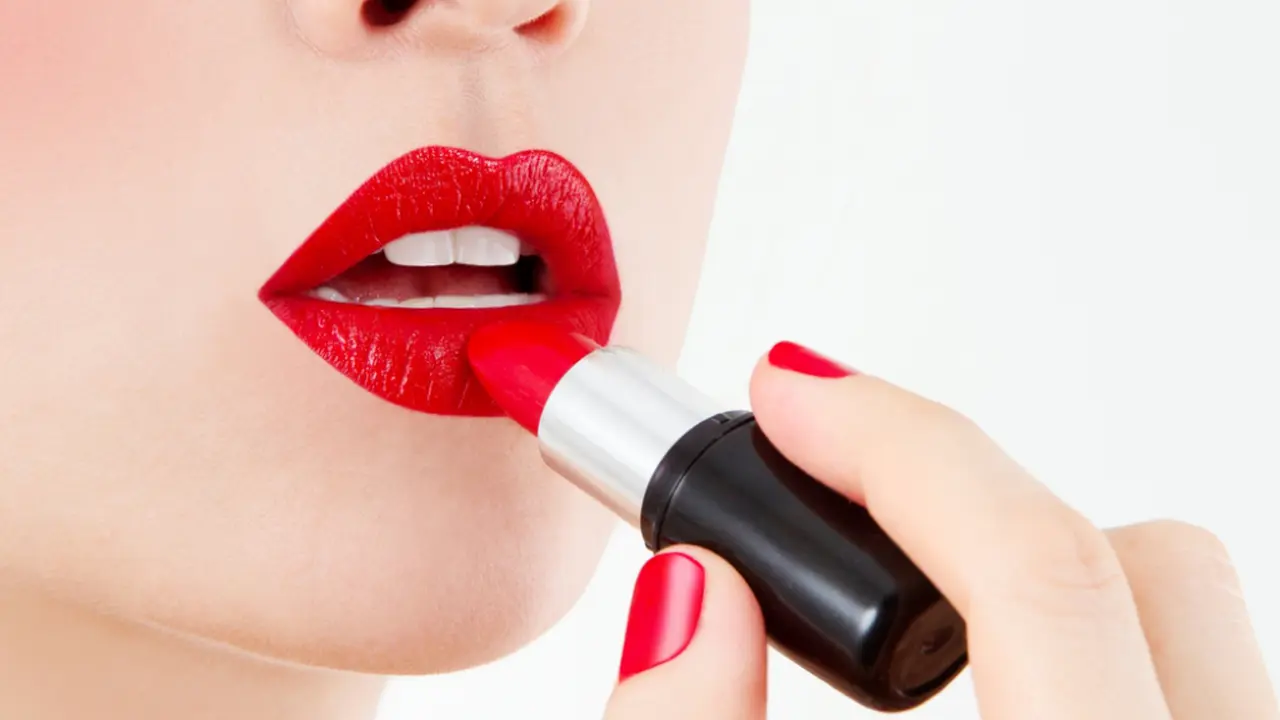 Trik Jitu Ini Bikin Lipstik Tahan Lama Seharian
