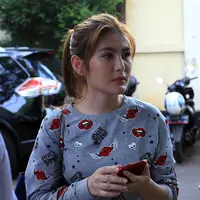 Presenter dan artis peran Angela Lee sedang menghadapi masalah yang cukup pelik. Ia sedang terlilit utang hingga 26 miliar. Selain itu, artis 30 tahun itu juga dilaporkan ke polisi. (Deki Prayoga/Bintang.com)