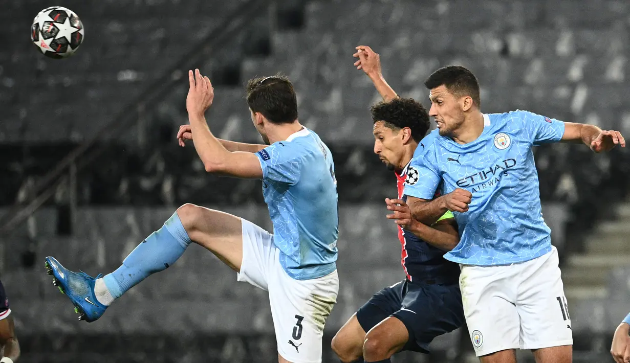 Bek Paris Saint-Germain atau PSG Marquinhos (tengah) berebut bola dengan gelandang Manchester City, Rodrigo pada leg pertama semifinal Liga Champions di Parc des Princes, Kamis (29/4/2021). Manchester City berhasil memetik modal penting saat menang 2-1 atas PSG. (Anne-Christine POUJOULAT/AFP)