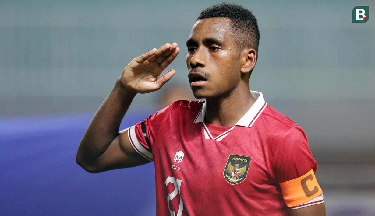 <p>Pemain Timnas Indonesia U-17, Muhammad&nbsp;Iqbal Gwijangge saat menyanyikan lagu Indonesia Raya sebelum pertandingan melawan Timnas Uni Emirat Arab U-17 di Grup B Kualifikasi Piala Asia U-17 2023 yang berlangsung di Stadion Pakansari, Bogor, Rabu (5/10/2022) (Bola.com/M Iqbal Ichsan)</p>