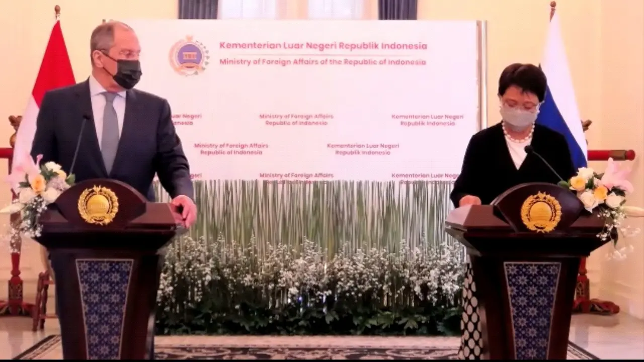 Menlu Rusia Sergey Lavrov dan Menlu RI Retno Marsudi dalam press briefing Selasa (6/7/2021). (Screenshot/Liputan6.com)