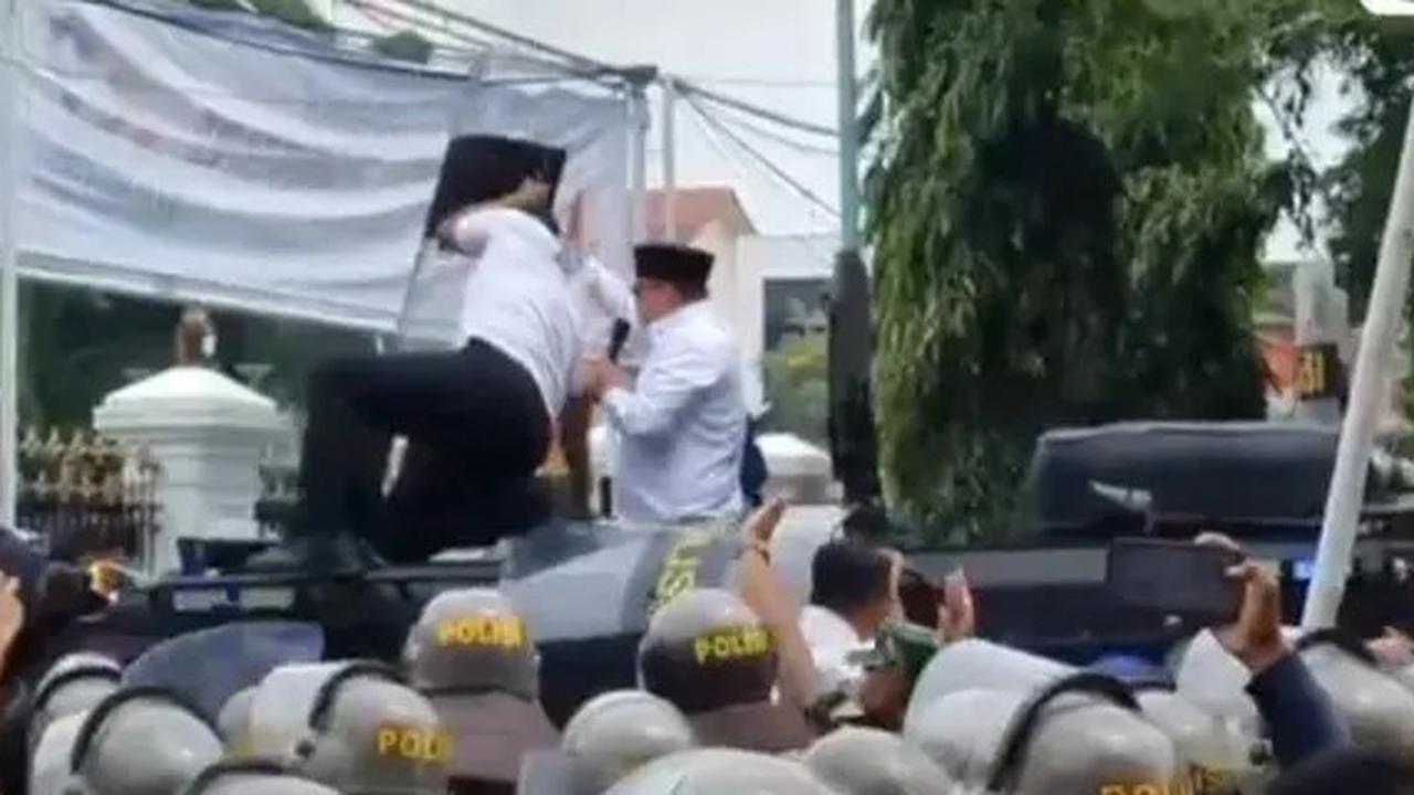 VIDEO: Detik-Detik Bupati Pati Sudewo Muncul di Atas Mobil Polisi, Massa Ngamuk Lempari Botol & Sandal