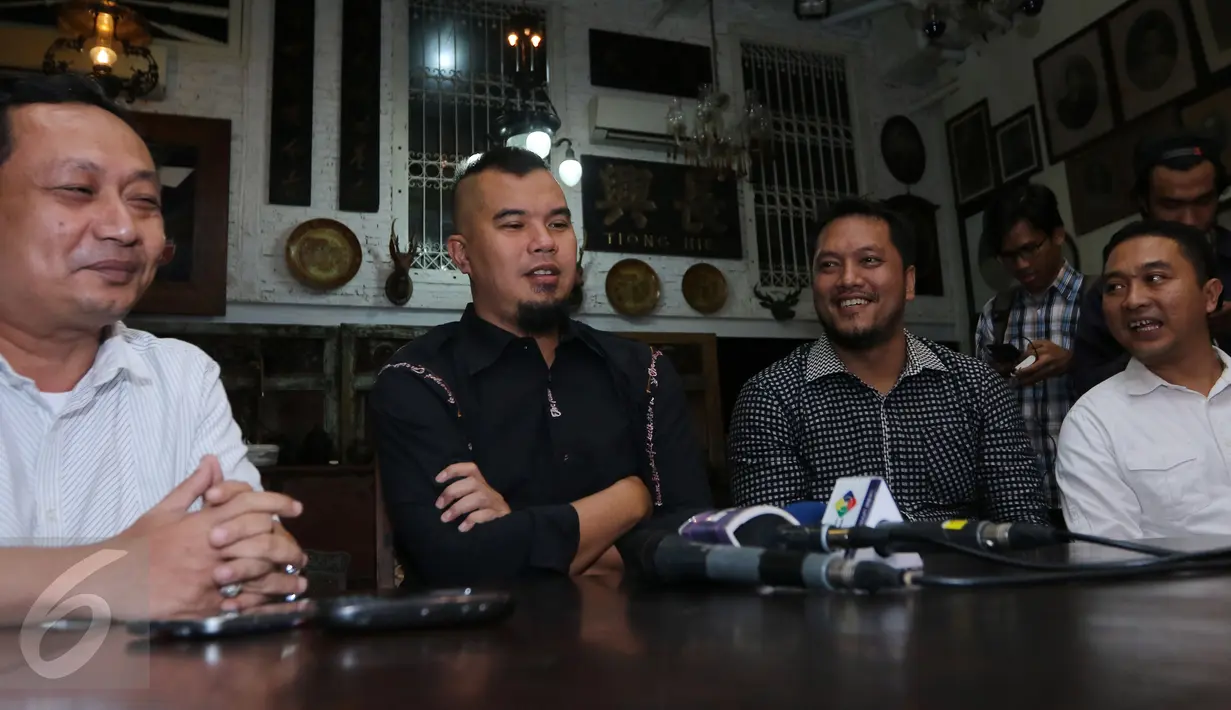 Ahmad Dhani memberi keterangan pers terkait pencalonan dirinya untuk menjadi Gubernur DKI Jakarta yang diusung oleh DPW PKB DKI Jakarta, Jakarta, Rabu (10/2/2016). (Liputan6.com/Herman Zakharia)