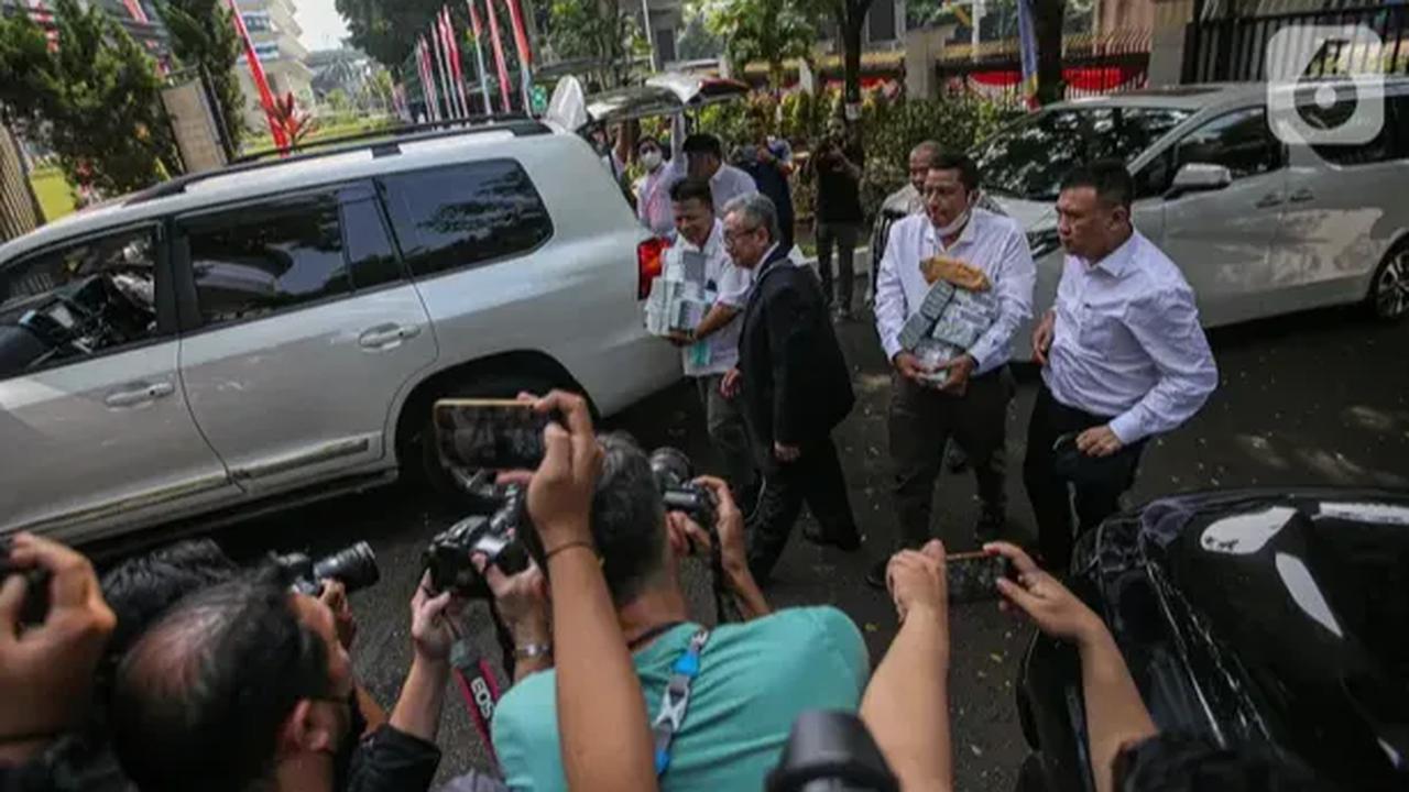 Menurut Kuntadi, status hukum bisa akan berbeda berdasarkan asal usul uang pecahan 100 dolar Amerika dengan total 1,8 juta USD, yang diserahkan pihak terdakwa Irwan tersebut. Atas dasar itu, kedudukan uang tersebut harus dapat ditentukan dengan tepat terl