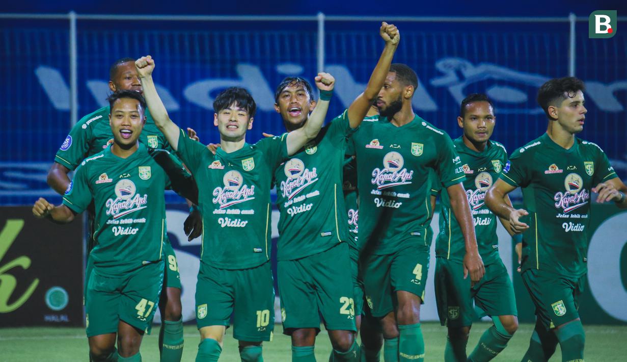 Dalam laga yang digelar di Stadion I Gusti Ngurah Rai, Denpasar, Bali, Persebaya unggul cepat di menit ke-6. Gol dicetak Taisei Marukawa yang memanfaatkan kesalahan umpan kiper Persela, M. Rio Agata. Bola yang dipotong langsung dilesakkannya ke gawang Persela. (Bola.com/Maheswara Putra)