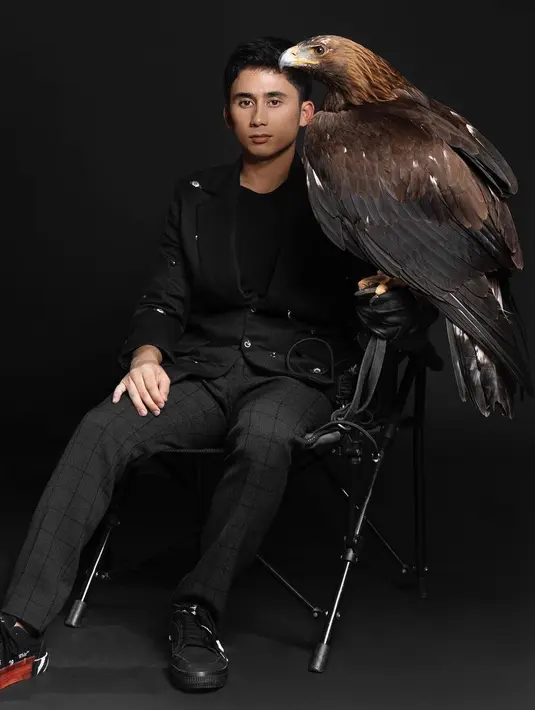 Pria kelahiran Bandung, 25 Juni 1995 ini begitu bahagia memiliki burung elang. Burung miliknya ini merupakan terbesar di dunia yang dikenal sebagai golden eagle. (Foto: Instagram/@alshadahmad)