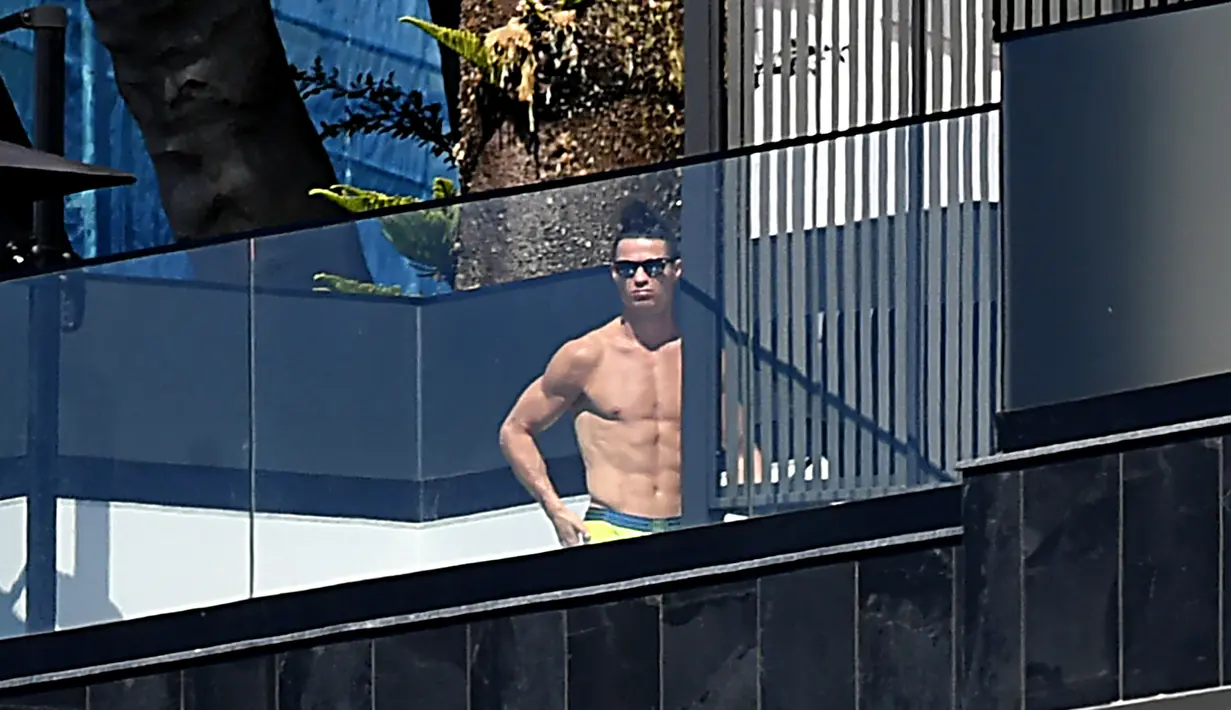 Bintang Juventus, Cristiano Ronaldo, saat berjemur di Kediamannya di Funchal, Portugal, Senin (16/3/2020). Cristiano Ronaldo memilih mengisolasi diri di rumahnya saat merebaknya wabah virus corona. (AFP/Rui Silva)