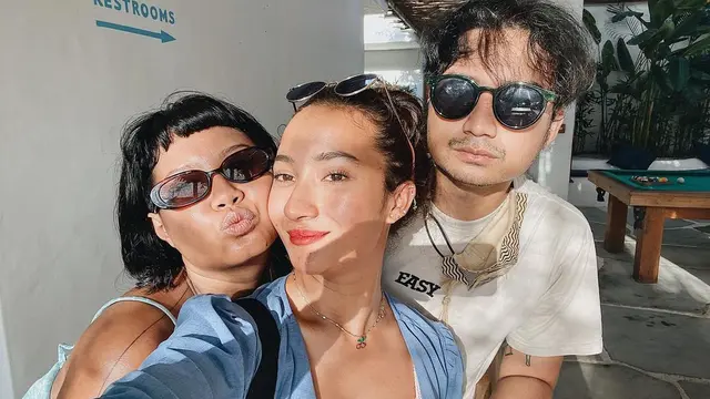 Dikabarkan Pacaran, Ini 6 Potret Kebersamaan Naomi Zaskia dan Anak Ira Wibowo