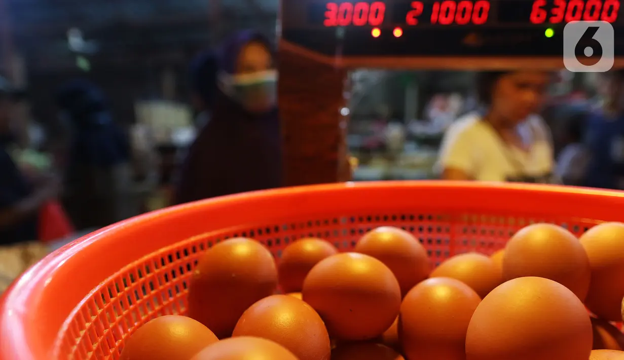 Aktivitas jual beli telur di pasar Kebayoran Lama, Jakarta, Kamis (5/7/2020).  Pemerintah lewat Kementerian Pertanian (Kementan) melarang peredaran telur ayam infertil atau telur HE (hatched eggs), tapi kenyataannya masih banyak diperjualbelikan di pasar. (Liputan6.com/Johan Tallo)