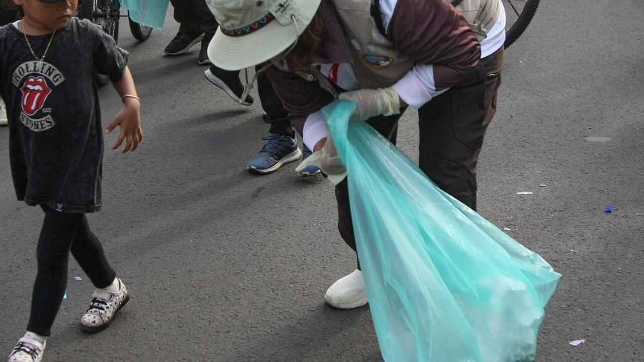 Mereka memberikan edukasi tentang cara memilah sampah yang benar, penggunaan kantong sampah yang ramah lingkungan, serta pentingnya mendaur ulang sampah untuk mengurangi dampak negatif terhadap lingkungan. Foto: merdeka.com / Arie Basuki<br>