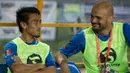 Pada laga melawan Madura United, pelatih Persib, Dejan Antonic, menjadikan Sergio van Dijk cadangan. Selama menunggu kesempatan bermain, mantan bomber Brisbane Roar itu tampak asyik bercengkrama dengan pemain lain. (Bola.com/Vitalis Yogi Trisna)