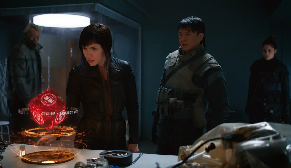 Scarlett Johansson beradu peran dengan Chin Han dalam syuting film terbaru mereka, "Ghost in the Shell." Film ini juga disutradarai penulis skenario Jonathan Herman dan Jamie Moss. (Paramount Pictures and DreamWorks Pictures via AP)
