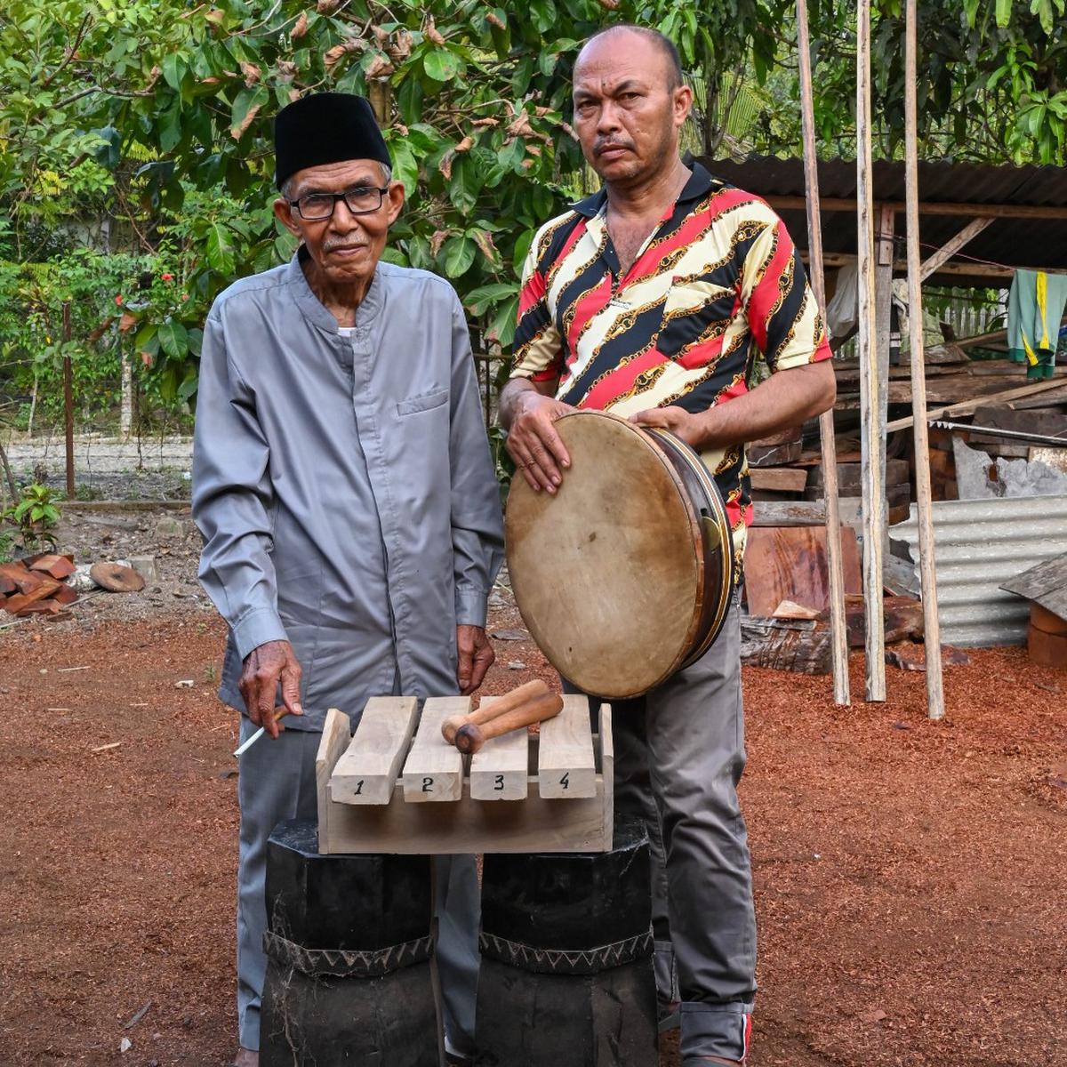 Potret Utoh Amad (kiri) dan anak tertuanya Bang Te (kanan) bersama alat musik Canang Ceureukeh