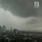 Awan mendung menggelayut di langit Jakarta, Kamis (1/2). Badan Meteorologi, Klimatologi, dan Geofisika (BMKG) memprediksi potensi curah hujan dari sedang hingga tinggi akan terjadi hingga 1 minggu ke depan. (Liputan6.com/Immanuel Antonius)