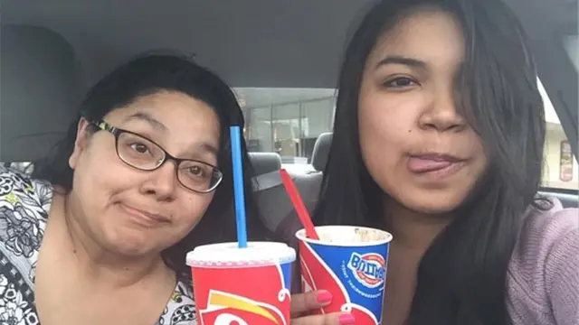 [Bintang] Selama 4 Tahun Gadis Ini Foto Bareng Ibunya, Foto Terakhir Bikin Banyak Orang Sedih