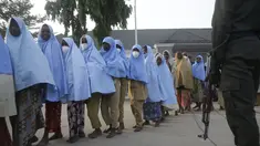 Sejumlah siswa yang diculik oleh kelompok bersenjata dari Sekolah Menengah Putri Pemerintah, di Jangebe, pekan lalu setelah pertemuan pembebasan mereka dengan Gubernur negara bagian Bello Matawalle, di Gusau, Nigeria utara, Selasa (2/3/2021). (AP Photo / Sunday Alamba)