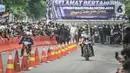 Pebalap memacu sepeda motor saat mengikuti Street Race Polda Metro Jaya di Kawasan Ancol, Jakarta Utara, Minggu (16/1/2022). Sebanyak 350 pebalap turut meramaikan balap jalanan bersama komunitas Street Race di Ancol. (merdeka.com/Iqbal S. Nugroho)