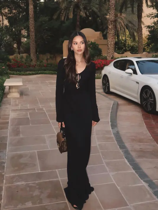 Cantiknya Alyssa Daguise dibalut dress panjang lengan panjang berwarna hitam dengan detail cut-out di bagian dada depan. Simpel tanpa kesan berlebihan, Alyssa menenteng tas tangan bernuansa cokelat. [Foto: Instagram/alyssadaguise]