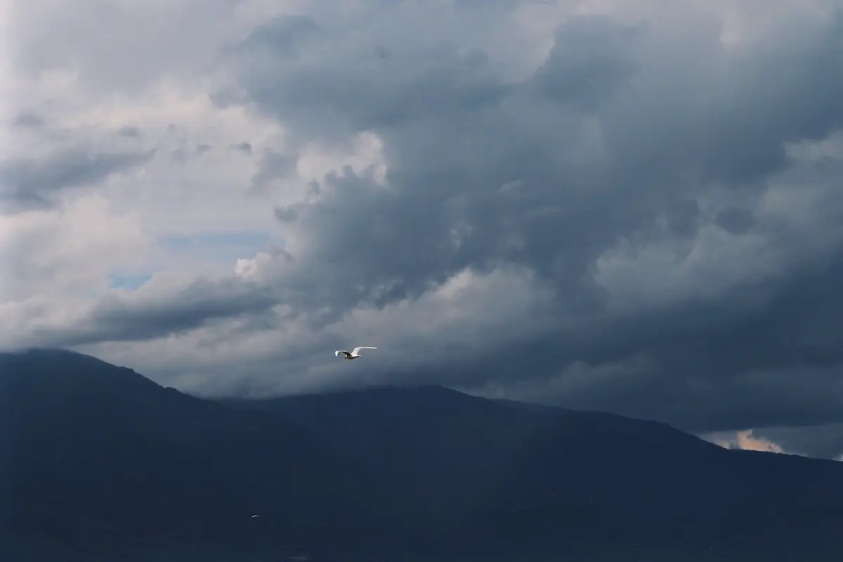 Ilustrasi langit, awan mendung