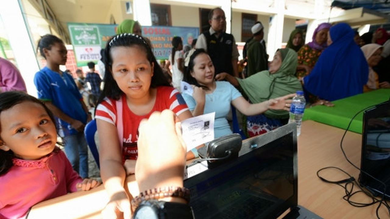 Warga serbu pasar sembako murah di Masjid Luar Batang