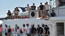 Para turis berdiri di dek kapal saat dievakuasi dari Gili Trawangan ke Pelabuhan Bangsal, Lombok Utara, NTB, Selasa (7/8). Ribuan turis asing dievakuasi dari Gili Trawangan setelah gempa Lombok. (ADEK BERRY/AFP)