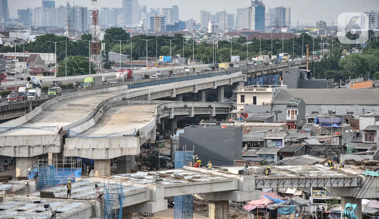 Pekerja menyelesaikan proyek pembangunan Jalan Tol Bekasi-Cawang-Kampung Melayu (Becakayu) Seksi 1, D.I Panjaitan, Jakarta, Kamis (18/11/2021). BPJT mendata hingga akhir kuartal III/2021 perkembangan pembangunan Tol Becakayu Seksi 1 saat ini mencapai 95,54 persen. (merdeka.com/Iqbal S Nugroho)