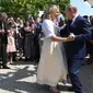 Karin Kneissl, mantan menteri luar negeri Austria, saat berdansa dengan Presiden Rusia Vladimir Putin pada hari pernikahannya Agustus 2018. (Dok. Roland Schlager/AFP)