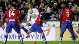 Cristiano Ronaldo (tengah) mencoba melewati hadangan para pemain Levante  pada laga lanjutan La Liga Spanyol, di Stadion Ciutat de Valencia, Kamis (3/3/2016) dini hari WIB. (AFP/Jose Jordan)