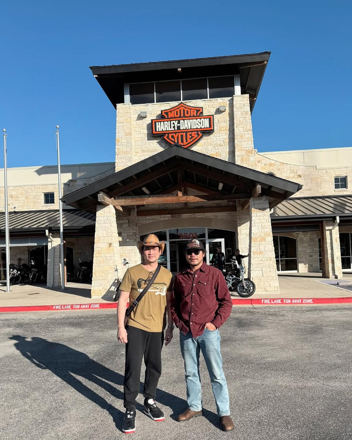 Potret Tengku Firmansyah Pakai Topi Cowboy saat Liburan di Texas Bersama Keluarga