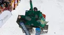 Peserta memakai kostum replika tank meluncur ke permukaan air selama kontes Jump Red Bull dan Freeze di ski resort Chimbulak, Kazakhstan (22/3). Dalam kontes ini para peserta mengundang tawa penonton yang menyaksikan. (REUTERS/Shamil Zhumatov)