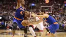 Pebasket Toronto Raptors DeMar DeRozan (tengah) melewati hadangan pebasket New York Knicks pada lanjutan NBA di Air Canada Centre, Toronto, Rabu(11/11/2015) WIB. Knicks kalahkan Raptors 111-109. (Reuters/Tom Szczerbowski-USA TODAY Sports)