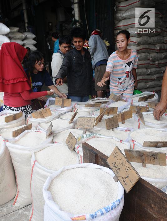 Pembeli memilih beras di pasar induk cipinang, Jakarta, Kamis (13/12). Direktur Pasar Induk Beras Cipinang Arief Prasetyo Adi memastikan, ketersediaan stok beras di pasar masih dalam kategori aman jelang Natal dan Tahun Baru. (Liputan6.com/Angga Yuniar)