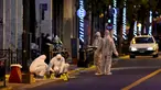 Petugas forensik menyelidiki temuan bahan peledak yang diletakkan di luar gedung Kementerian Tenaga Kerja di Athena, Yunani, Senin (12/12). Bom itu kemudian diledakkan polisi di tempat aman. (Antonis Nikolopoulos/Eurokinissi via REUTERS)