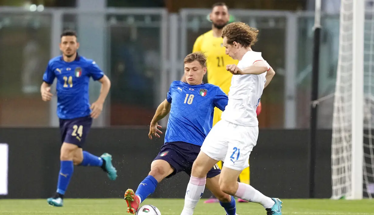 Pemain Italia Nicola Barella (kiri) berebut bola dengan pemain Republik Ceko Alex Kral pada pertandingan persahabatan internasional di Bologna, Italia, Jumat (4/6/2021). Italia menang 4-0. (AP Photo/Antonio Calanni)