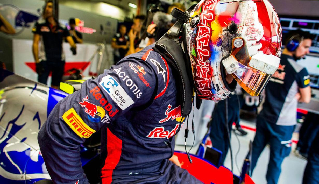 Sean Gelael memasuki mobilnya untuk melakukan sesi tes bebas pertama bersama tim Toro Roso di F1 GP Singapura (16/9/2017). Sean tampil tenang tanpa masalah pada debut tersebut. (Bola.com/Toro Roso)
