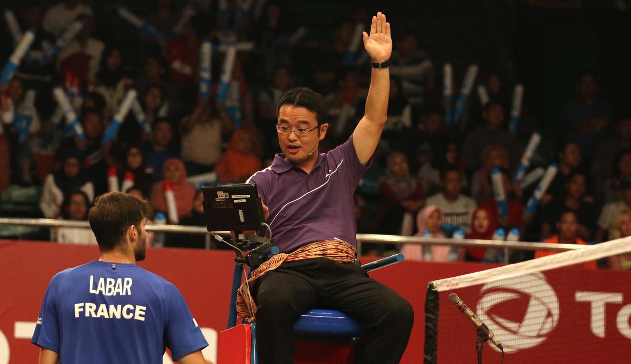 Pemain Prancis, Ronan Labar, memprotes wasit saat bertanding melawan pebulutangkis ganda putra Indonesia, Mohammad Ahsan/Hendra Setiawan. (Bola.com/Arief Bagus)