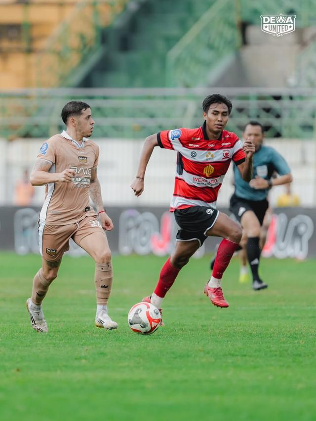 Gelandang Dewa United, Alexis Messidoro.