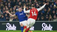 Pemain Everton, Michael Keane (kiri), berebut bola dengan pemain Arsenal Viktor Gyoekeres dalam laga Liga Inggris, Minggu, 21 Desember 2025. (AP Photo/Ian Hodgson)